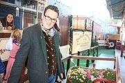 Kurt Geier jr. präsentiert 2015 auf der Oiden Wiesn den Nostalgie-Autoscooter, in diesem Jahr mit einer behindertenfreundlichen Rampe, die zur Kasse führt (©Foto: Martin Schmitz)